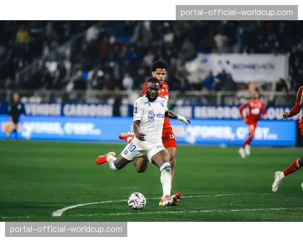 即时战报:布雷斯特1-0暂时领先南特,穆涅点射破门 即时战报:布雷斯特1-0暂时领先南特,穆涅点射破门